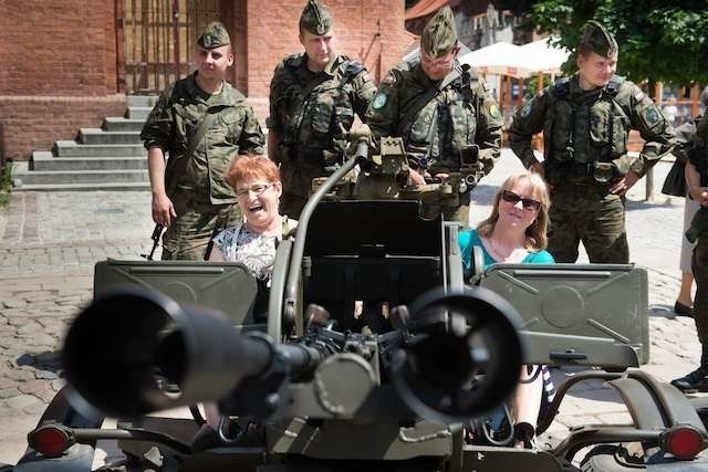 Kobiety do broni. Dlaczego nie, skoro miłym paniom nawet z działem przeciwlotniczym jest do twarzy. A ile uciechy!