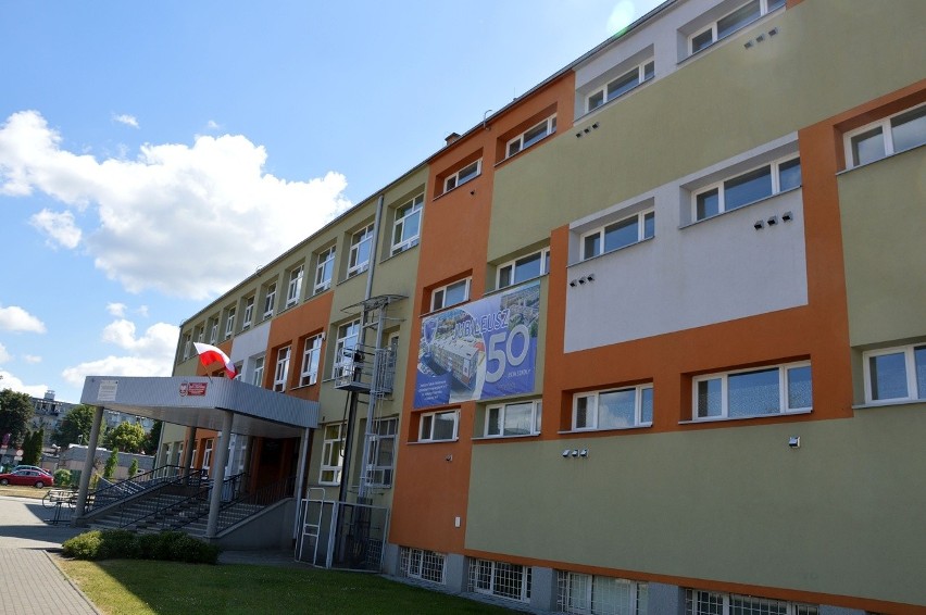 Szkoła Podstawowa z oddziałami integracyjnymi numer 7 w Stalowej Woli ma już 50 lat! Zobacz zdjęcia i film z jubileuszu 