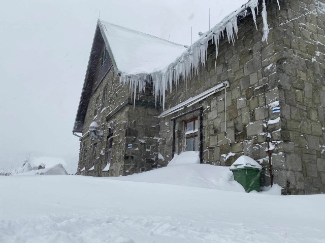 Śnieg przykrył Schronisko PTTK Klimczok. Zobacz kolejne zdjęcia. Przesuwaj zdjęcia w prawo - naciśnij strzałkę lub przycisk NASTĘPNE
