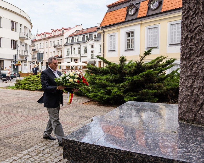 Waldemar Pawłowski składa kwiaty obok Pałacyku Gościnnego