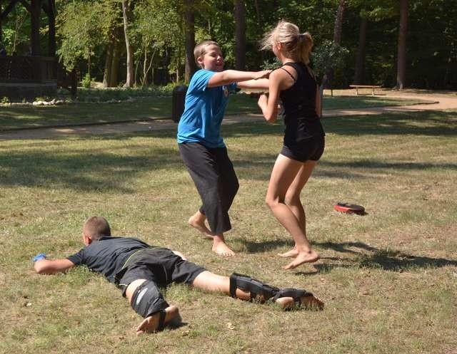 Pokaz wschodnich sztuk walki w wykonaniu członków Klubu Sportowego „Czarny Orzeł”