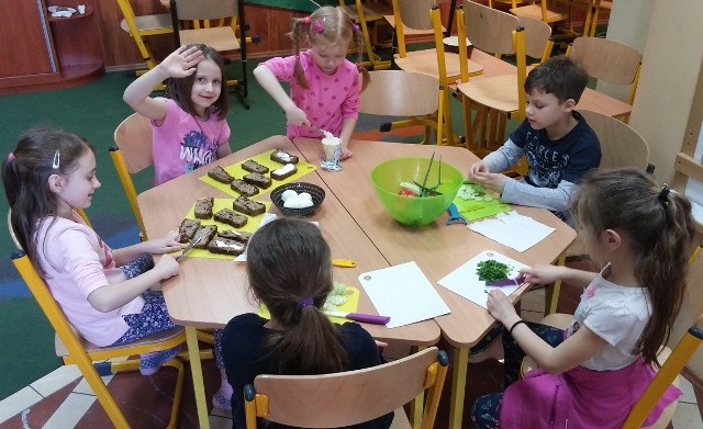 Kiermasz wielkanocny sposobem na integrację w Społecznej Szkole Podstawowej nr 11 w Białymstoku