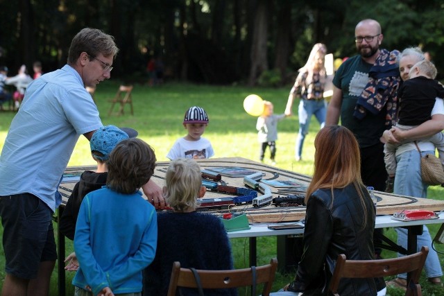 Podczas pikniku czekało wiele atrakcji. Jedną z nich była elektryczna kolejka.