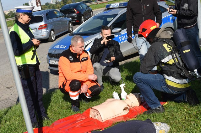 Na ratunek życiu: częstochowska policja dawała piratom wybór - mandat albo wcielasz się w pracownika służb ratowniczychZobacz kolejne zdjęcia. Przesuwaj zdjęcia w prawo - naciśnij strzałkę lub przycisk NASTĘPNE