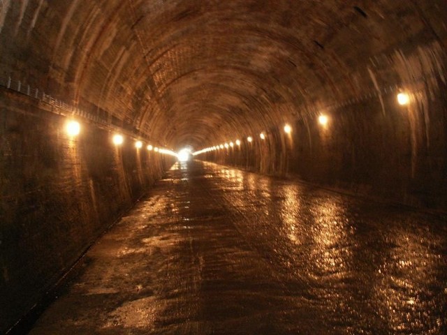 10. Strzyżów i okolice- Polecam poniemiecki bunkier (tunel) w Strzyżowie. Ma się tu odbyć rekonstrukcja walk - pisze Bartosz na naszym profilu na Facebooku. Właśnie tam zapytaliśmy internautów, jakie atrakcje Podkarpacia po prostu trzeba zobaczyć. Tunel znajduje się we wschodniej części miasta. Wchodził on w skład całego kompleksu schronowego Fűhrershauptguarier &#8211; Anlage Sűd wzniesionego również w Stępinie-Cieszynie. W odróżnieniu od pozostałych schronów kolejowych na terenie Polski, schron w Strzyżowie ma charakter tunelowy. Został on przekopany pod Żarnowska Górą.