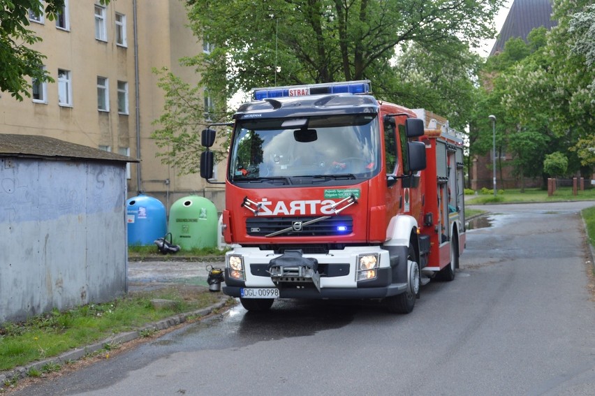 Powódź na Kamiennej Drodze. Woda z pękniętej rury zalała lokale [ZDJĘCIA]