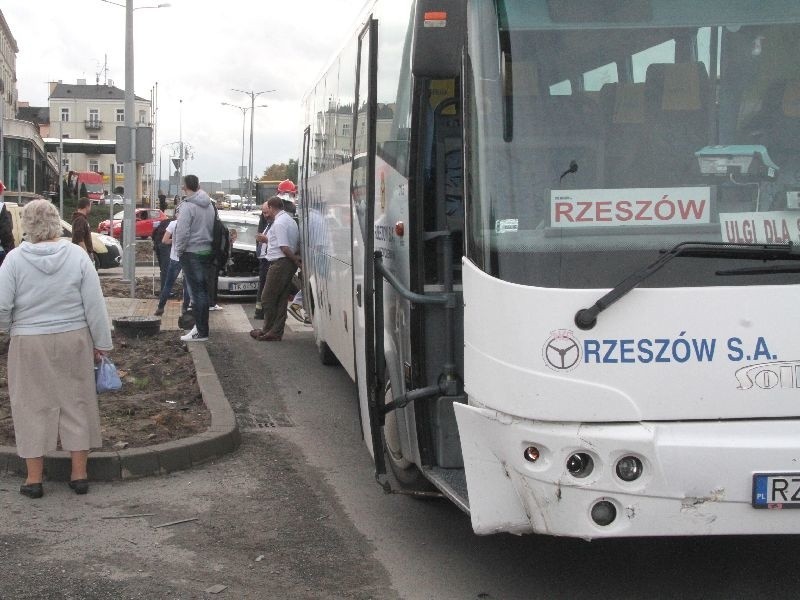 Wypadek w Kielcach. Autobus zderzył się z samochodem osobowym (zdjęcia)