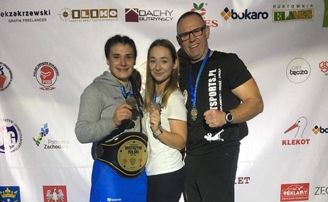 Zawodniczki RKB Boxing, Ewa Zamkowska, Natalia Marczykowska i trener Krzysztof Bury