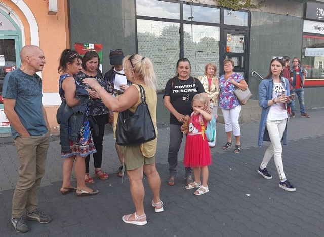 W Sosnowcu odbył się happening przeciwko restrykcjom koronawirusowym. Zobacz kolejne zdjęcia. Przesuń zdjęcie w prawo - wciśnij strzałkę lub przycisk NASTĘPNE