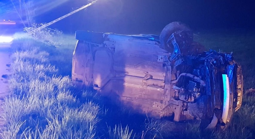 Wypadek w Czarnowcu. Kierowca zjechał z drogi i uderzył w słup energetyczny. 8.05.2022