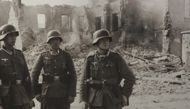 Niemieccy żołnierze w zburzonym przez niemieckie bomby Wieluniu