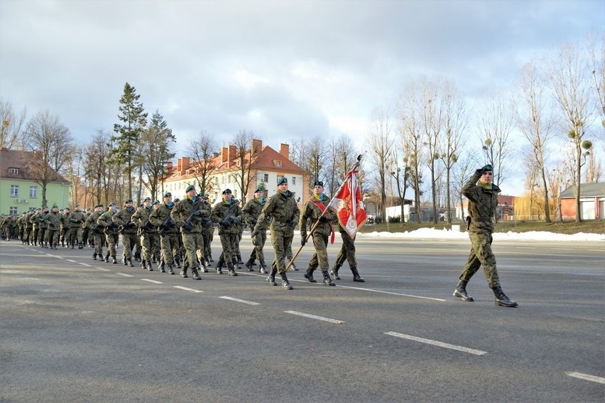 Uroczystą zbiórką z udziałem sztandaru jednostki, kompanii...