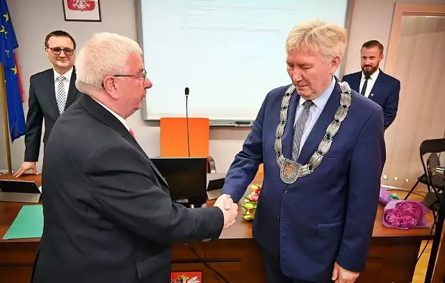 Ustępujący starosta nakielski Tadeusz Sobol (z lewej) winszuje nominacji swemu następcy Krzysztofowi Błońskiemu