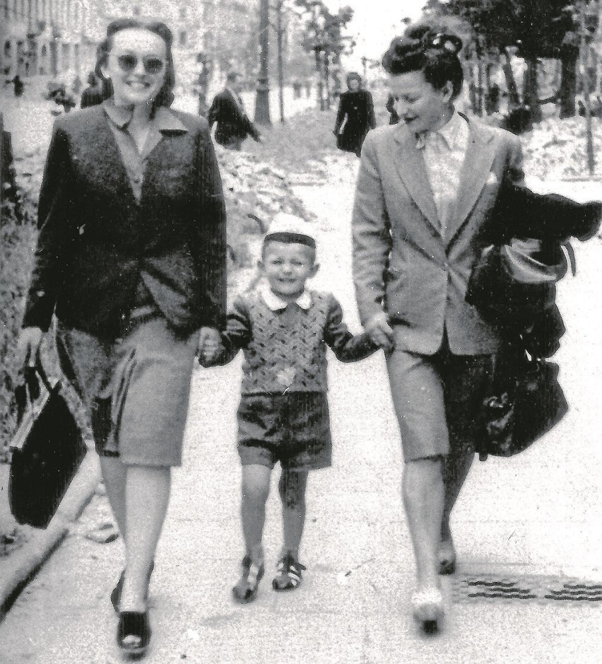 Emilia Malessa -"Marcysia" (z lewej) w Warszawie. 1945 r.