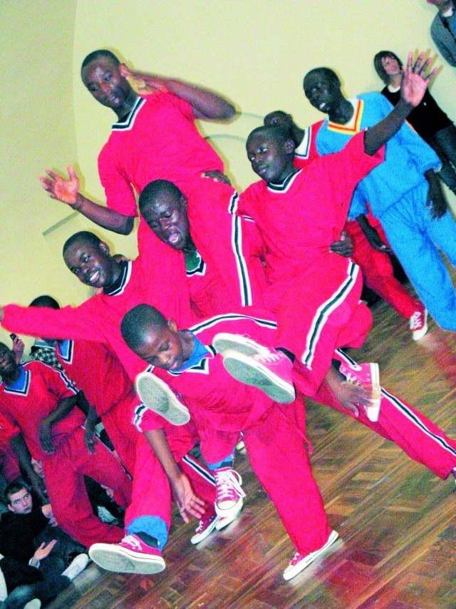 Chłopcy z Ugandy wykonywali skomplikowane układy akrobatyczne z nadzwyczajną lekkością