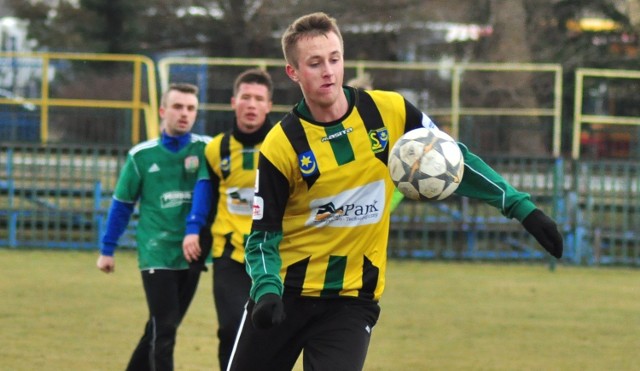 Wychowanek Siarki Tarnobrzeg, Mateusz Wawrylak (z piłką) ponownie dostał szansę pokazania się w meczu sparingowym.