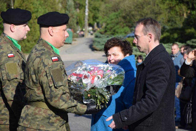 W Zielonej Górze odbyły się miejskie obchody 7. rocznicy katastrofy smoleńskiej. Pod monumentem na cmentarzu przy ul. Wrocławskiej hołd ofiarom oddali przedstawiciele władz wojewódzkich, miejskich, stowarzyszenia patriotyczne, a także uczniowie. - Dlaczego ten dzień jest dla mnie ważny? – mówi radny Piotr Barczak (PiS). – Dlatego, że jestem Polakiem. Każdy, kto oddaje życie za Polskę będzie dla mnie bohaterem. To jest także szacunek dla moich rodziców, dziadków, tych, którzy walczyli o Polskę. W moim przekonaniu, nie mogło mnie tu dziś zabraknąć. Na cmentarzu przy ul. Wrocławskiej w Zielonej Górze odbyły się obchody 7. rocznicy katastrofy smoleńskiej. Tuż przed godziną 9.00 wybrzmiały syreny alarmowe. Następnie odczytano apel pamięci i oddano salwę honorową. Na wydarzeniu byli obecni przedstawiciele władz województwa, miasta, stowarzyszeń patriotycznych, a także radni miasta. - W Zielonej Górze postanowiliśmy, że stanie obelisk upamiętniający wszystkie ofiary - mówi prezydent Janusz Kubicki. - Ten obelisk stoi i spotykamy się przy nim co roku. By oddać hołd tym, którzy byli na pokładzie samolotu. To byli m.in. prezydenci, wielu wspaniałych ludzi, również moi znajomi. Do końca życia nie zapomnę Jurka Szmajdzińskiego, który umawiał się ze mną, że przyjedzie w maju do Zielonej Góry... Wielka tragedia. Pamiętajmy, że coś takiego miało miejsce.