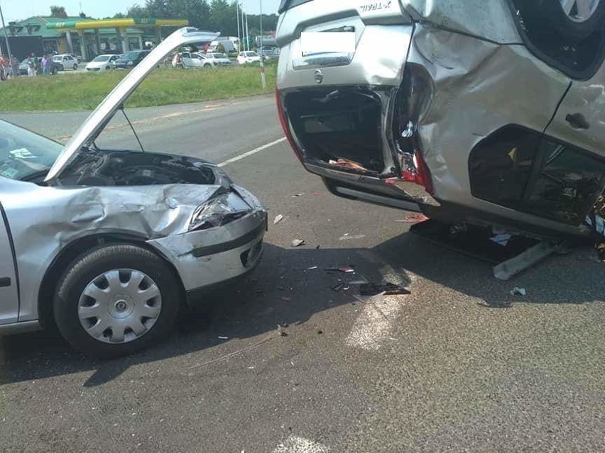 Wypadek na DK 1 w Koziegłowach. Trzy osoby ranne, cztery samochody rozbite. Droga w kierunku Katowic zablokowana ZDJĘCIA