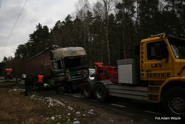 Płonący tir koło Sławoborza.