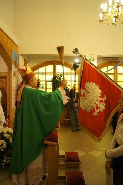 Sztandar szkoły poświecił biskup Henryk Tomasik