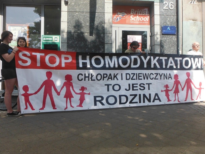 Protest Prawicy Rzeczypospolitej w Gdańsku. "Ręce precz od naszych dzieci"