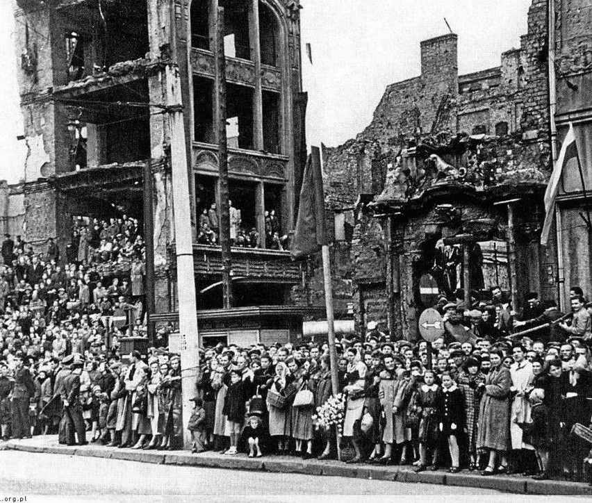 Rok 1954. Tłumy oczekujące na kolarzy na wrocławskim rynku