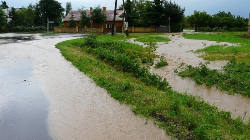 Księginice, tuż za zjazdem z A4, wielkie kałuże po nawałnicy