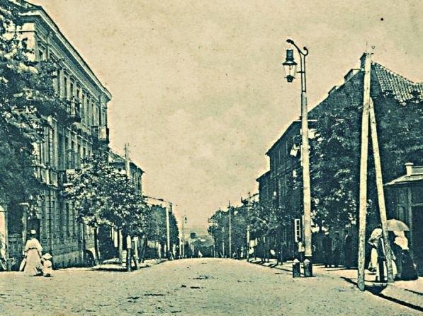 Ulica Dworna, 1915 r. Po lewej widać kamienicę doktora Stanisława Michałowskiego u zbiegu ulic Dwornej i Sadowej. Dawniej za kamienicą znajdowały się dwie dwupiętrowe oficyny. W jednej z nich mieszkał Bohdan Winiarski.