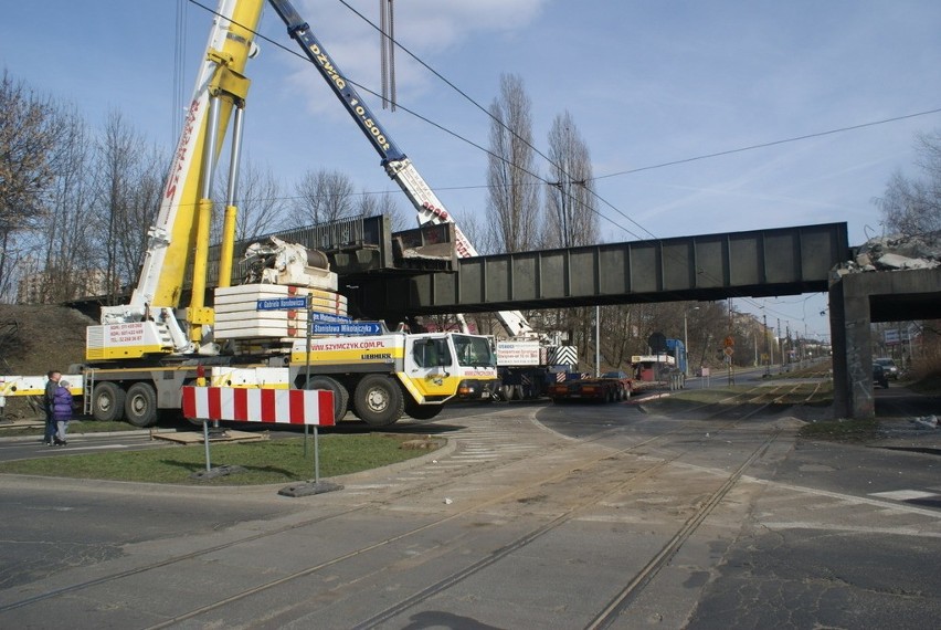 Trwa wyburzanie starego wiaduktu kolejowego nad ulicą...