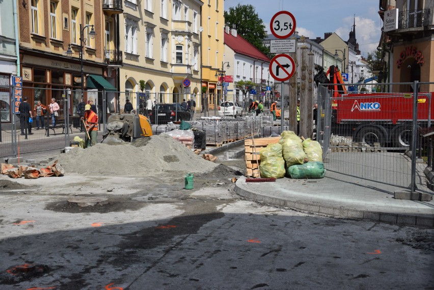 Tarnów. Utrudnienia na Krakowskiej. Wszystko przez wymianę kostki na jezdni [ZDJĘCIA]