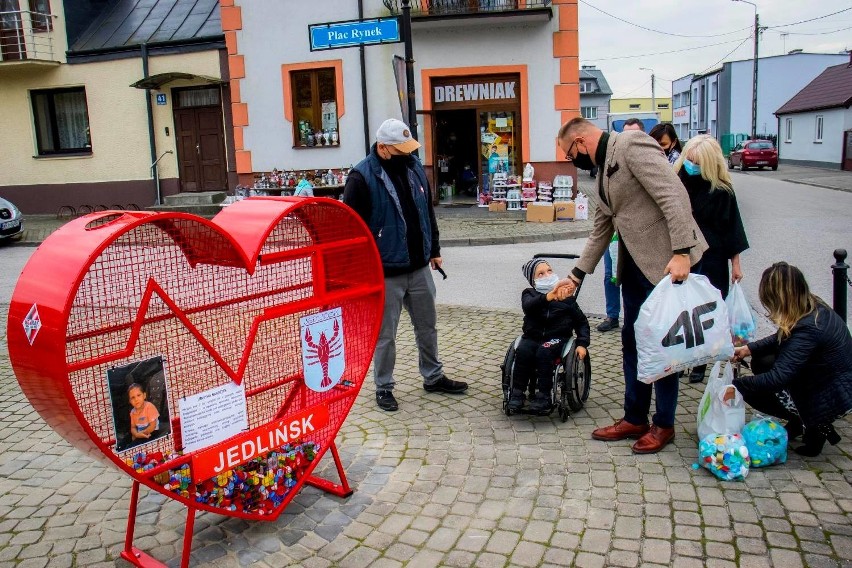 Na rynku w Jedlińsku stanęło serce na nakrętki. Chcą pomóc choremu Krzysiowi