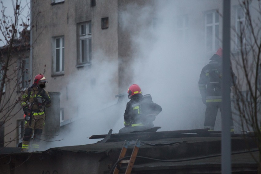 Pożar na ul. Długiej w Słupsku. Budynek gospodarczy palił się drugi raz w ciągu miesiąca