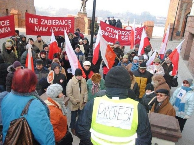 Uczestnicy WTZ i ich opiekunowie na początku lutego zorganizowali pikietę przed Ratuszem