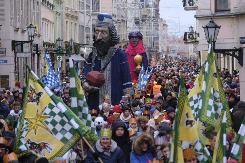 Figury gigantes na ubiegłorocznej paradzie
