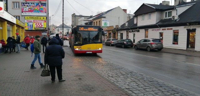 Gdy zlikwidowano tramwaje niektórzy sądzili, że dojazd autobusami do Łodzi będzie szybszy i wygodniejszy. Tak się jednak nie stało...Autobusy zastępcze miały być antidotum na wlokące się tramwaje. Po dwóch latach ich funkcjonowania okazuje się jednak, że wcale nie wygląda to tak różowo, jak wielu pasażerów sądziło. WIĘCEJ NA KOLEJNYM SLAJDZIE