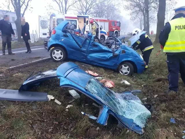 Aby wydostać kobietę, która kierowała samochodem, strażacy musieli użyć narzędzi hydraulicznych.Kolejne zdjęcie --->