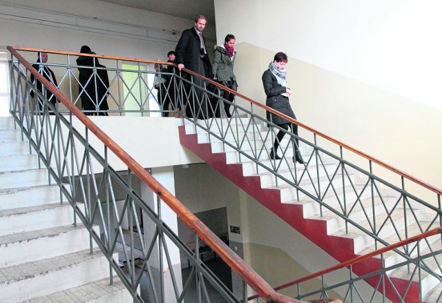 Urzędnicy oglądają budynek przy ulicy Leśnej, kupiony od  uczelni.