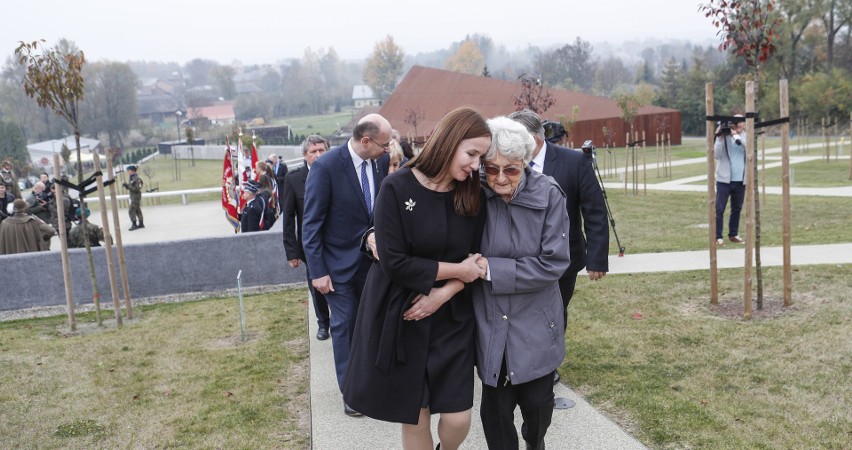 W Sadzie Pamięci w Markowej, na szklanych podświetlanych...