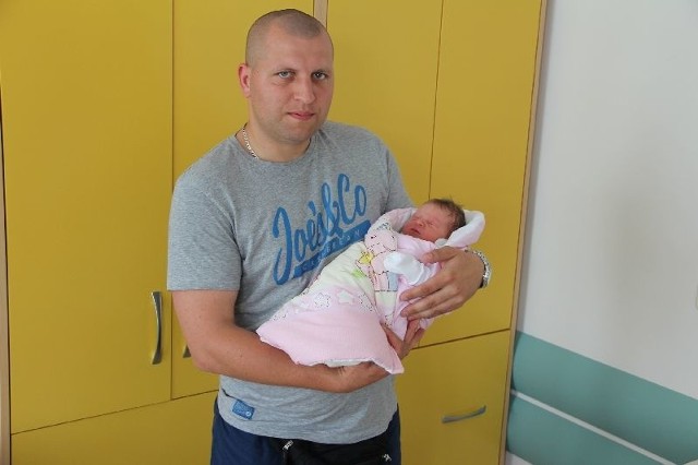 Natalia Krupa, córka Niny i Mariusza z Ostrołęki. Urodziła się 15 maja, ważyła 3330g, mierzyła 55cm. W domu czeka na nią pięcioletnia siostra Amelka. Na zdjęciu z tatą