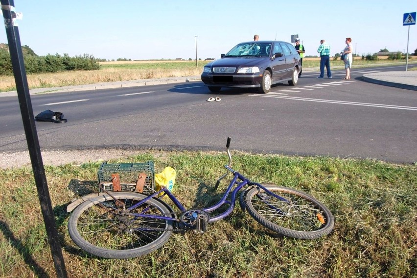 Samochód potrącił rowerzystkę, która nie ustąpiła pierwszeństwa przejazdu [zdjęcia]