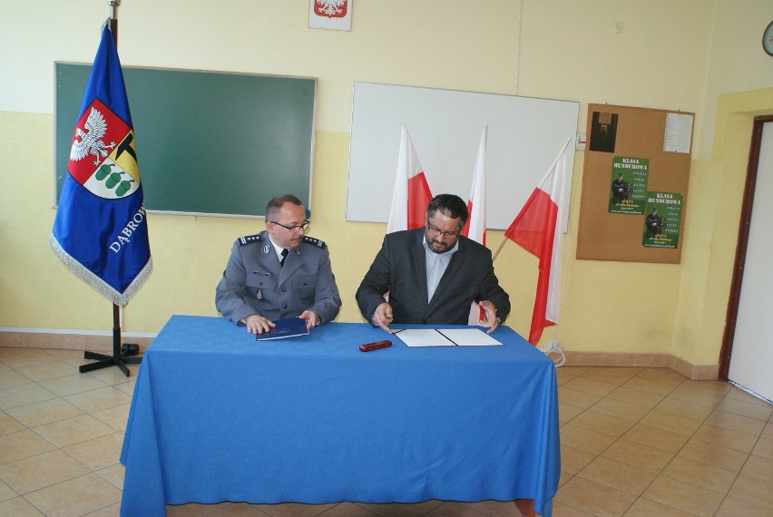 Podpisanie umowy o współpracy pomiędzy dąbrowską policją i...