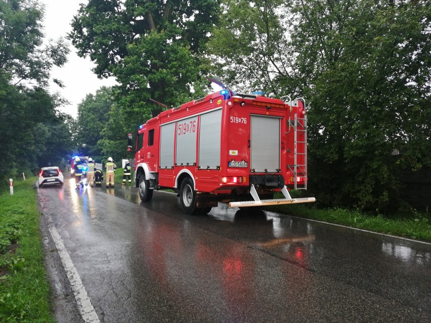 Powalone drzewa, pozrywane dachówki, podtopione piwnice i...