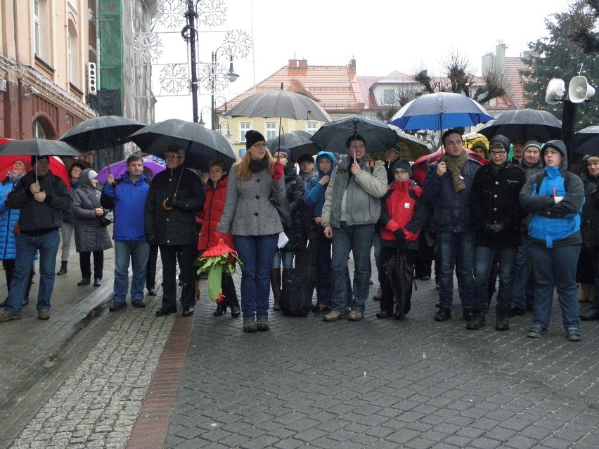 Krzyż ŚDM w Żorach: Adoracja i procesja [ZDJĘCIA]