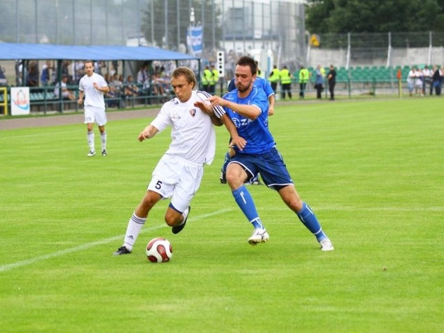 Sierpniowe derby w Zdzieszowicach. O piłkę walczą: napastnik Ruchu Tomasz Damrat (z lewej) i obrońca MKS-u Maciej Wilusz.