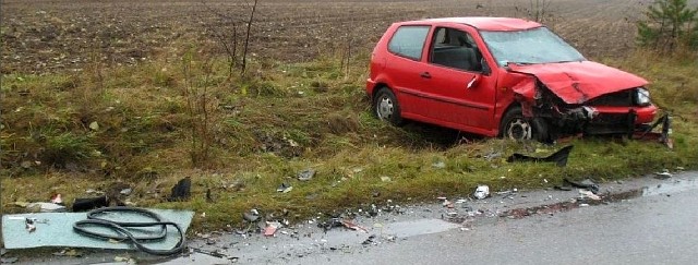 Cinquecento czołowo zderzyło się z polo. Cztery osoby w szpitalu. (zdjęcia)