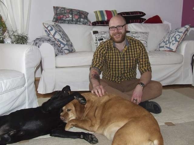 Pan Tomasz uwielbia bawić się ze swoimi psami Chopem i Kirą