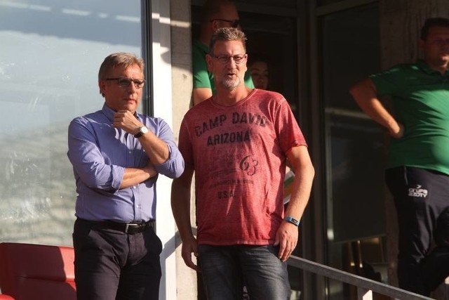 Dirk Hundsdörfer (z prawej) znowu nie przyjechał do Kielc i nie wziął udziału w Walnym Zgromadzeniu Akcjonariuszy. Obok prezes Korony Krzysztof Zając. 