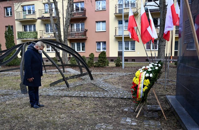 Prezydent Tadeusz Truskolaski pod pomnikiem Wielkiej Synagogi