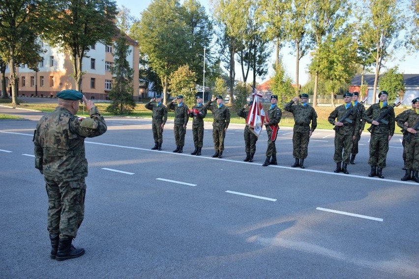 Broń z rąk zastępcy dowódcy pułkownika Wojciecha...