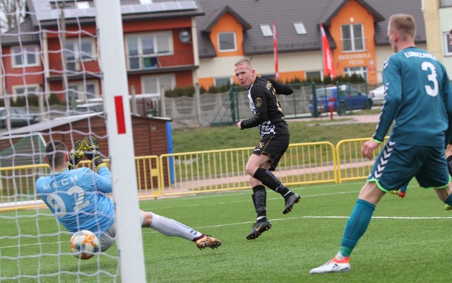 W meczu czwartej ligi świętokrzyskiej ŁKS Probudex Łagów pokonał Lubrzankę Kajetanów 2:0 (1:0). Gole w drugiej części strzelili Jakub Kotarzewski i Krzysztof Słaby. ŁKS Probudex Łagów – Lubrzanka Kajetanów 2:0 (1:0)Bramki: Jakub Kotarzewski 11, Krzysztof Słaby 63.Łagów: Michalski – Gwóźdź, Ślefarski, Czerwiak - Krzeszowski, D. Rusiecki (79 Uniat), Kotarzewski (62 Czeneszkov), F. Rogoziński (79 K. Gadomski) – P. Gardynik, Słaby (65 Mojecki), A. Paprocki (73 Kapsa).Lubrzanka: P. Mech – Michał Cedro (81 Gajos), Zawierucha, Kwiatek, Motyl – Żak (63 Górzyński), H. Janyst, K. Bęben, Gaj, Grzejszczyk (46 C. Nawrot) – D. Kopyciński.Żółte kartki: Czerwiak, F. Rogoziński, Słaby – H. Janyst, Motyl.Sędziowali: Damian Gawęcki + Szymon Dalach, Michał Cieślak.ŁKS Probudex Łagów, lider czwartej ligi i główny pretendent do awansu dysponuje bardzo szeroką kadrą. Na mecz z Lubrzanką nawet na ławce nie znaleźli się Karol Dudzik i Michał Cedro I, którzy spokojnie mogliby sobie znaleźć miejsca w większości zespołów tej klasy rozgrywkowej. Goście wcale nie wystraszyli się ekipy Ireneusza Pietrzykowskiego, a bardzo mocno we znaki ŁKS dał się Damian Kopyciński, który zanotował aż 10 udanych dryblingów. W doliczonym czasie popularny Kopytko popisał się mocnym uderzeniem z wolnego w poprzeczkę. Wtedy już jednak lider prowadził 2:0. Pierwszą bramkę strzelił Jakub Kotarzewski, a asystę zaliczył Andrzej Paprocki. Po przerwie Pawła Mecha pokonał Krzysztof Słaby, świetnym prostopadłym podaniem obsłużył go Piotr Gardynik. – Lubrzanka okazała się bardzo trudną przeszkodą. Cieszą trzy punkty – podsumował autor gola na 2:0. Jaromir Kruk